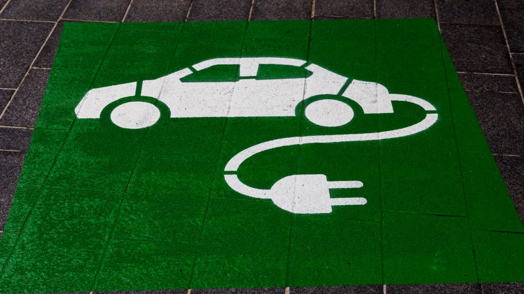 Welchen Beitrag zum Klimaschutz leistet ein Elektroauto, das mit Solarstrom betrieben wird?