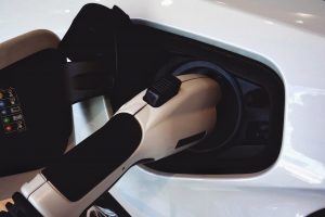 Wie viel Benzinkosten spare ich, wenn ich mein Elektroauto mit Solarstrom aus der eigenen Solaranlage auflade?