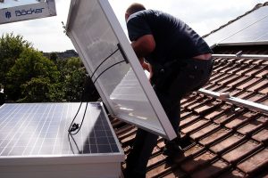 Welche Fragen sollte ich Solarfirmen zu ihren Angeboten stellen?