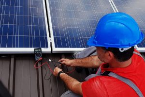 Worauf sollte ich bei der Auswahl einer Solarfirma achten?
