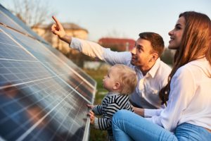 Familie und Solaranlage