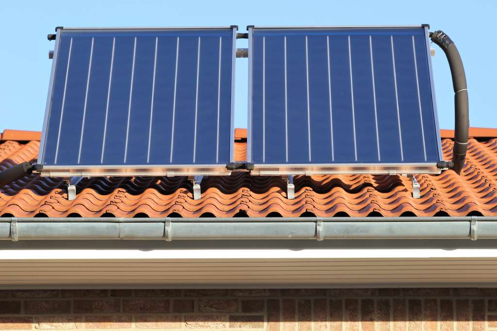 Aufgeständerte Solaranlage auf einem Hausdach