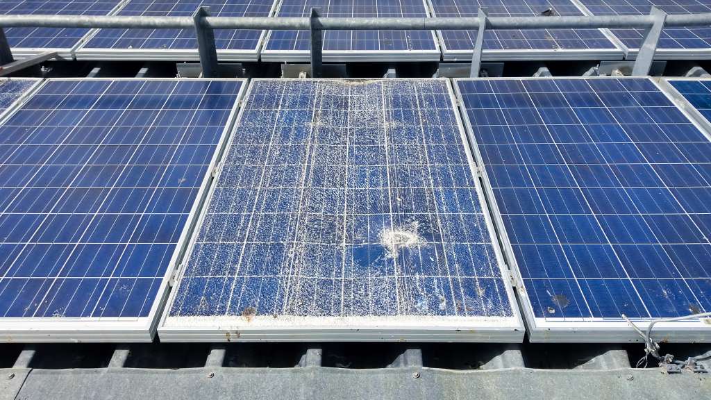 Durch Umwelteinflüsse beschädigte Solaranlage