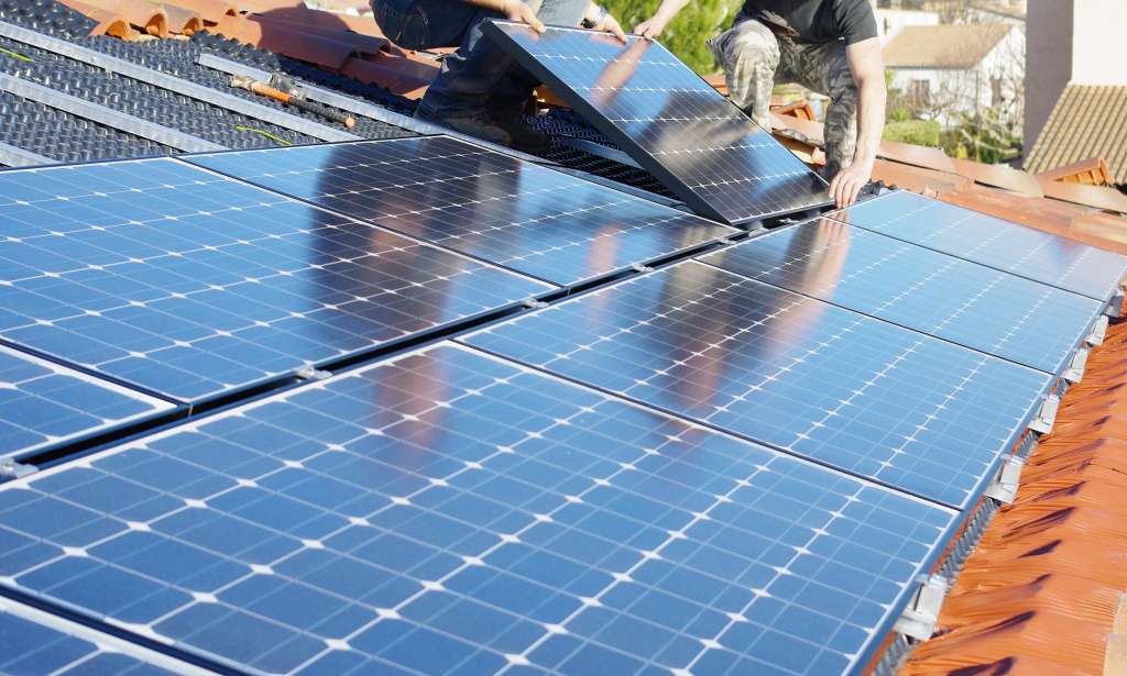 Installation einer Solaranlage auf dem Hausdach