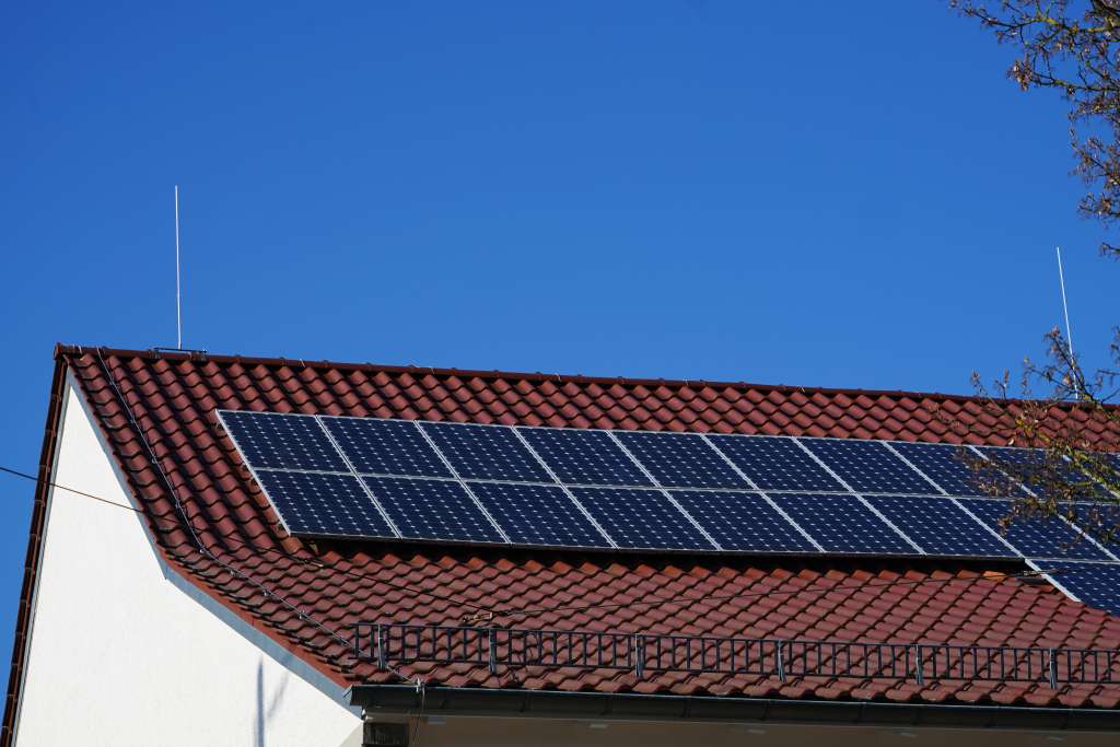Blitzableiter auf einem Solardach