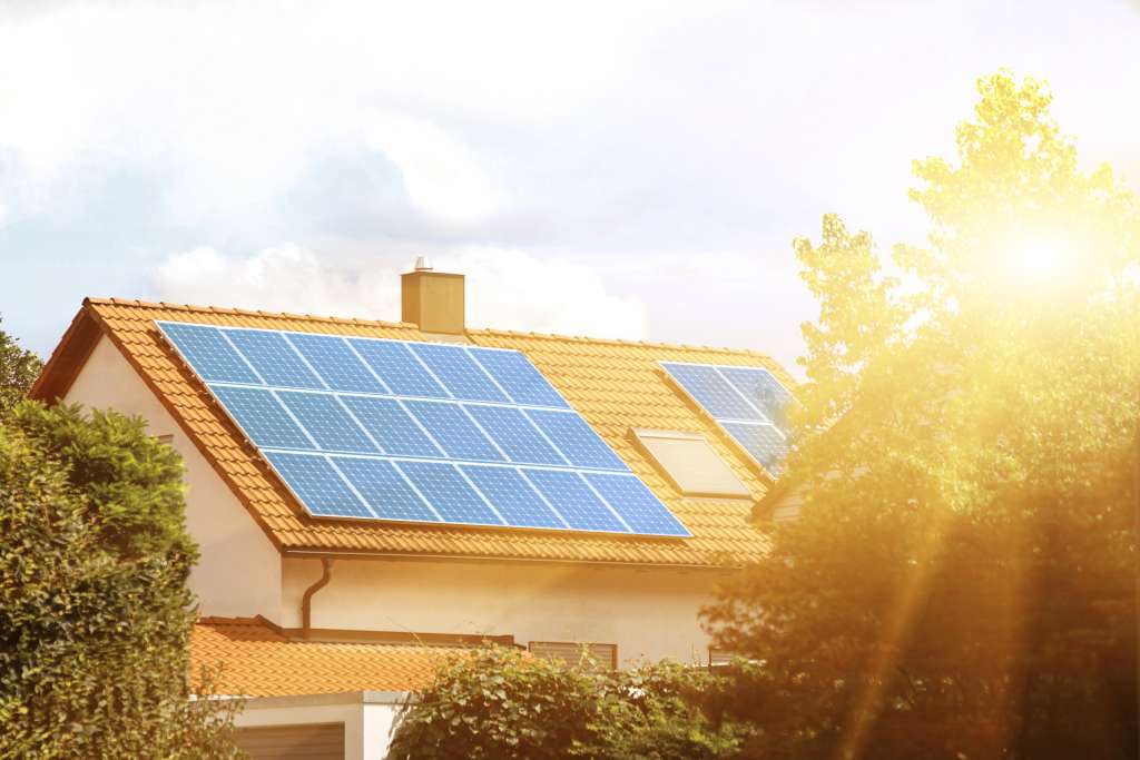 Solaranlage auf einem Hausdach bei einfallendem Sonnenschein