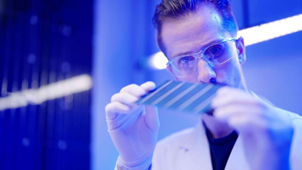 Prüfung einer Solarzelle in einem Labor
