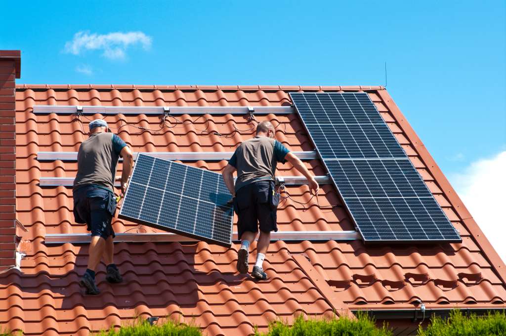 Installation einer Solaranlage auf einem Hausdach