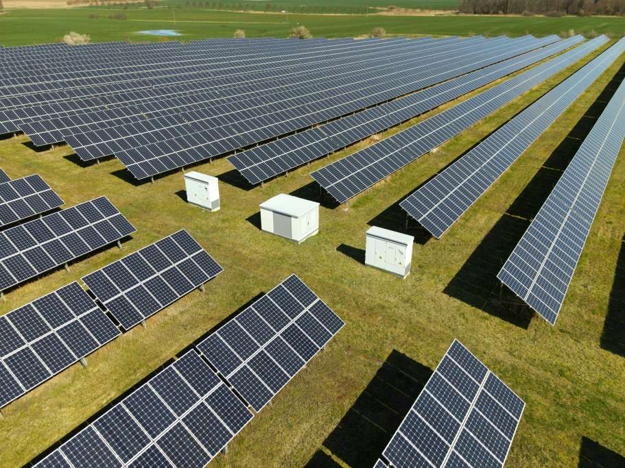 Solarpark mit Transformatoren und Wechselrichter zur Netzeinspeisung
