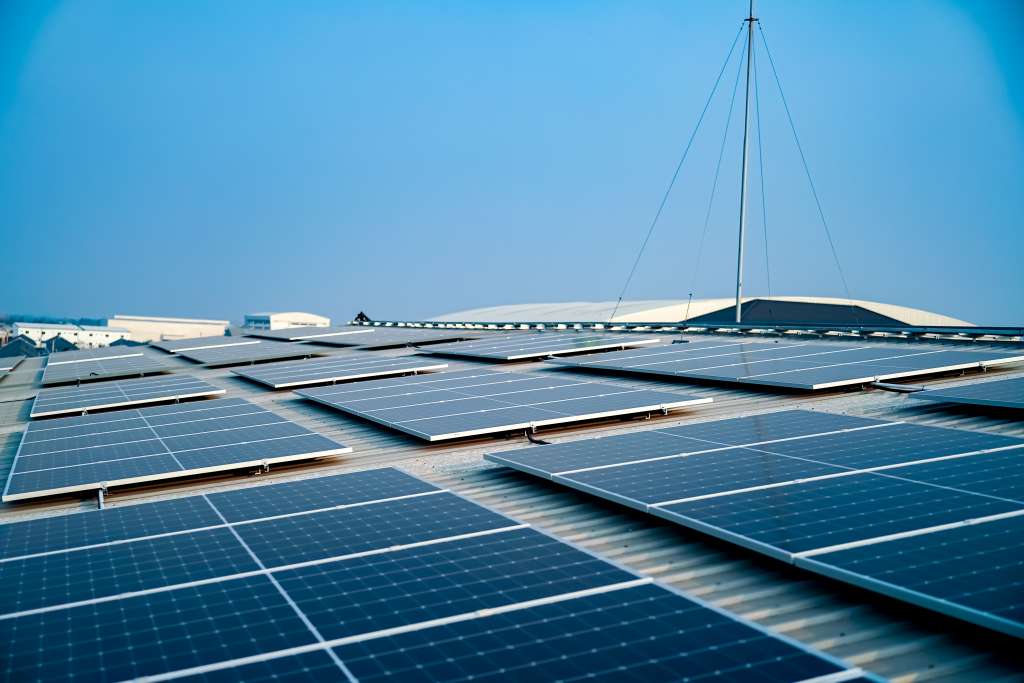 Große Solaranlage auf Fabrikdach