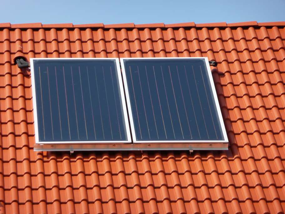 Solarkollektoren auf einem Hausdach