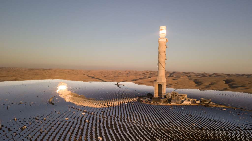 Solarturmkraftwerk in der Negev Wüste in Israel