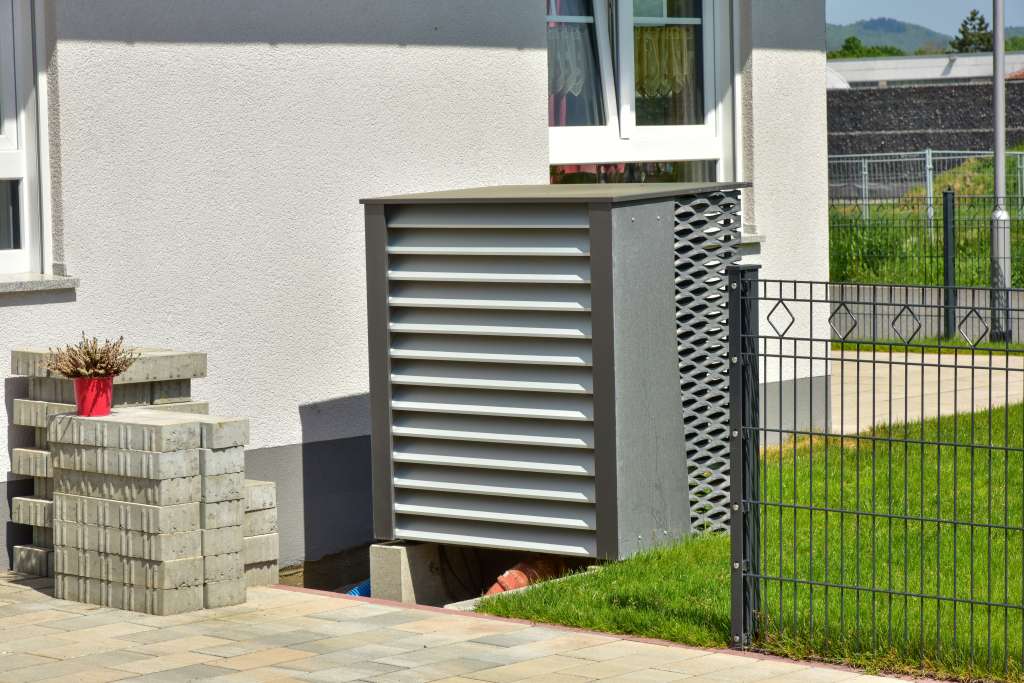 Luftwärmepumpe vor einem Wohnhaus