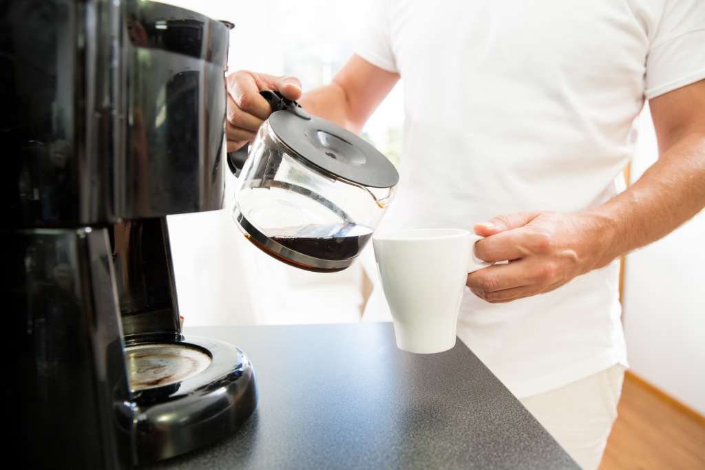 Filterkaffemaschine und frisch gebrühter Kaffee