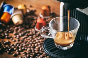 Kapsel-Kaffeemaschine mit einer Tasse Espresso
