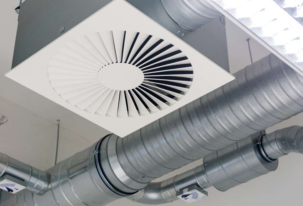 Die Komponenten der kontrollierten Wohnraumlüftung arbeiten zusammen, um einen kontinuierlichen Luftstrom zu gewährleisten, frische Außenluft in die Räume zu bringen und die Luftqualität zu
