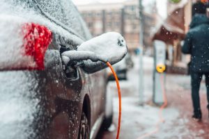 Laden eines Elektroautos im Winter