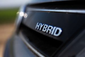 Logo auf dem Heck eines Hybridautos