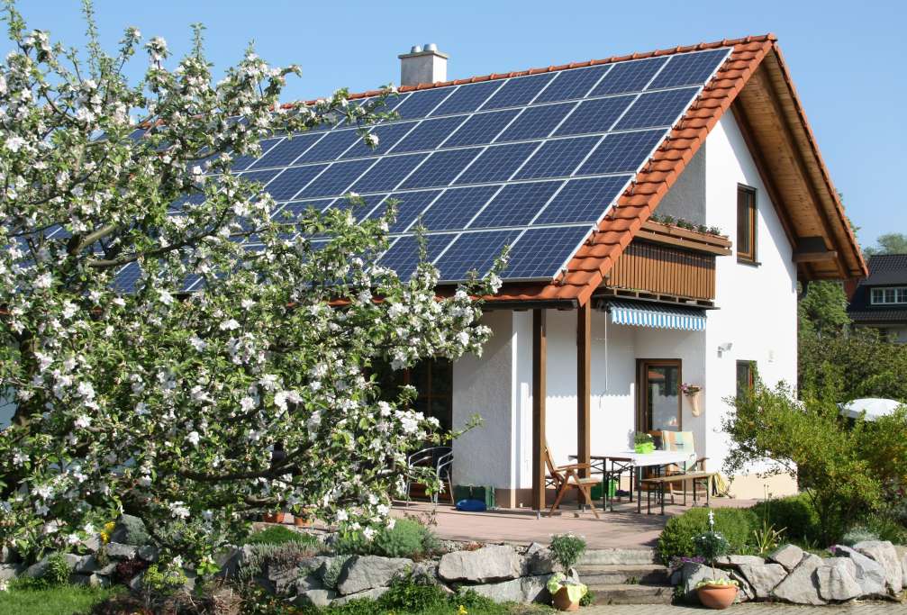 Eine Photovoltaikanlage auf dem Dach eines Einfamilienhauses