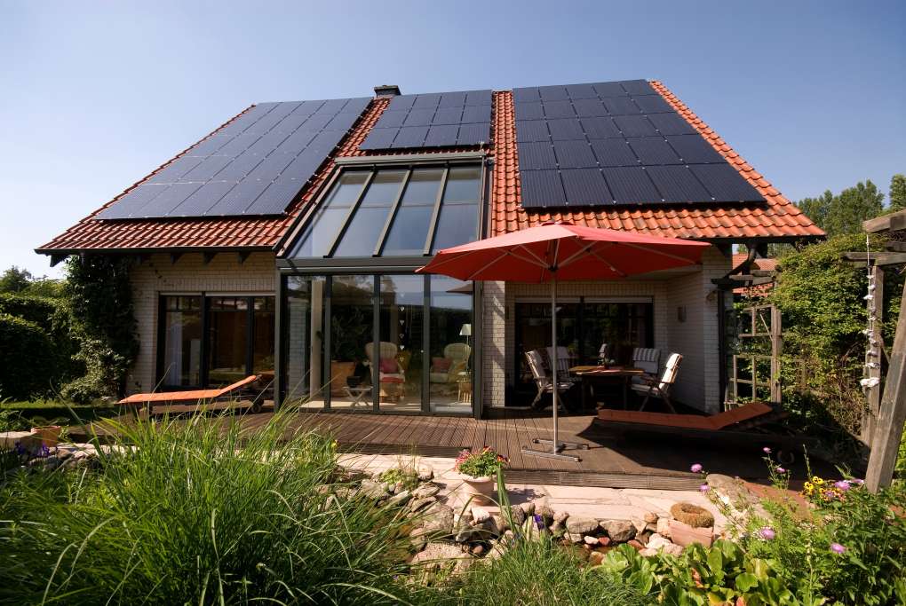 Einfamilienhaus mit Photovoltaikanlage auf dem Dach