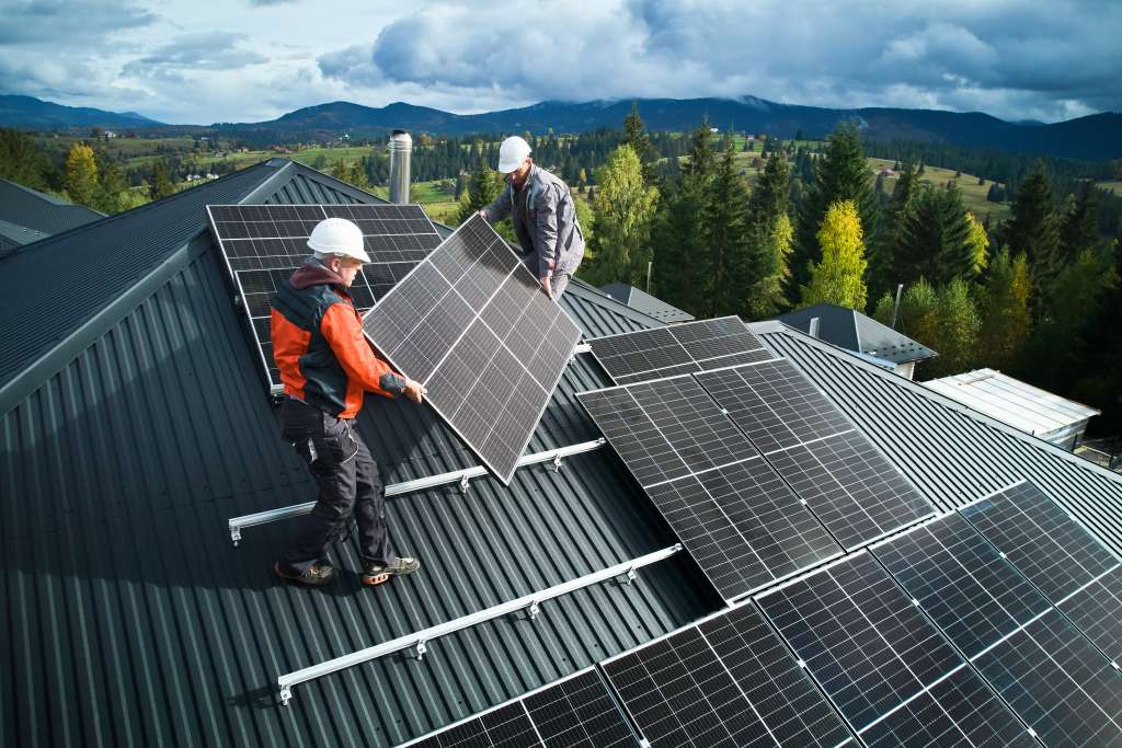 Fachmännische Installation einer Photovoltaikanlage auf einem Hausdach