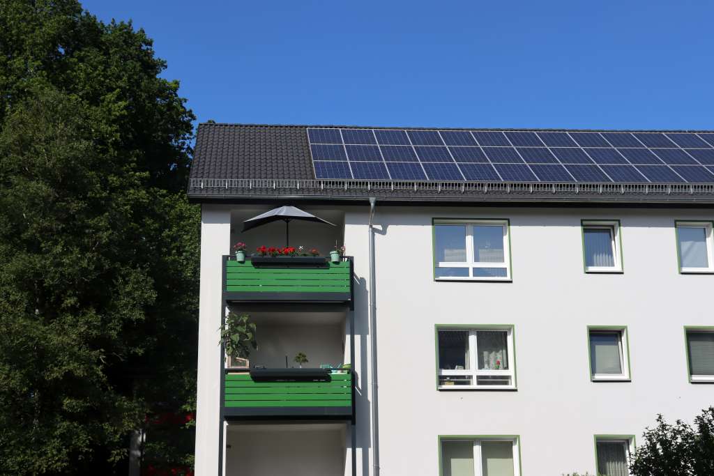 Photovoltaikanlage auf dem Dach eines Mehrfamilienhauses