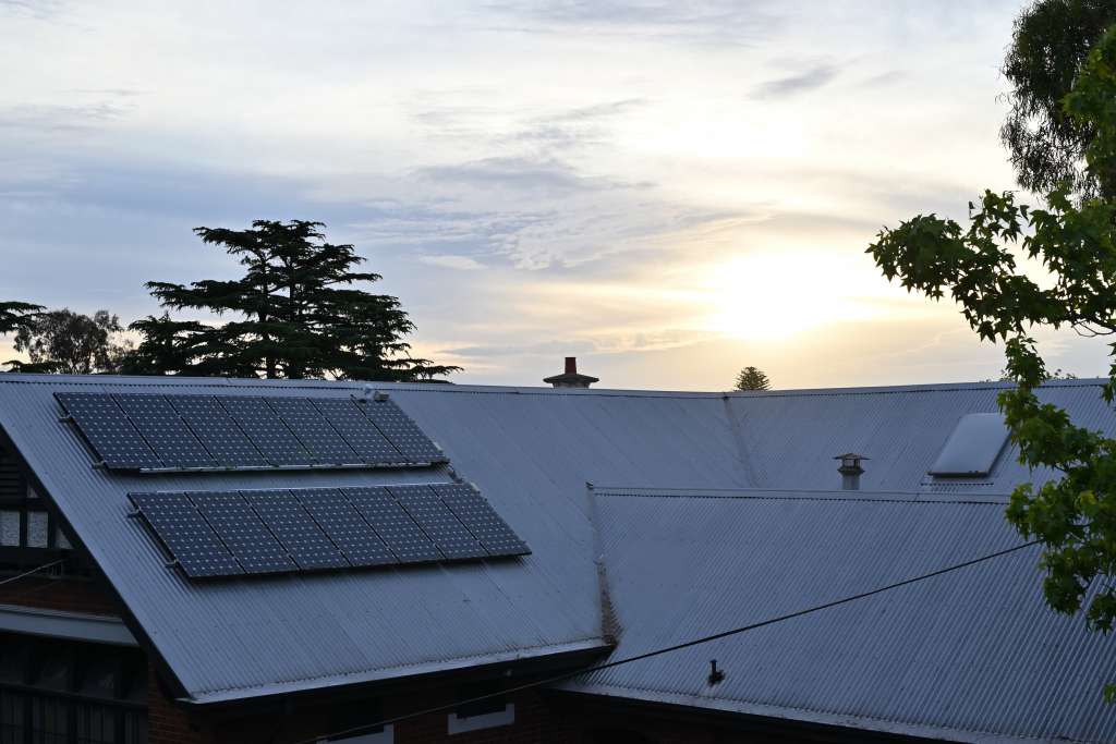 Solaranlage auf Hausdach im Schatten