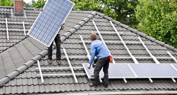 Montag einer Solaranlage auf einem Hausdach