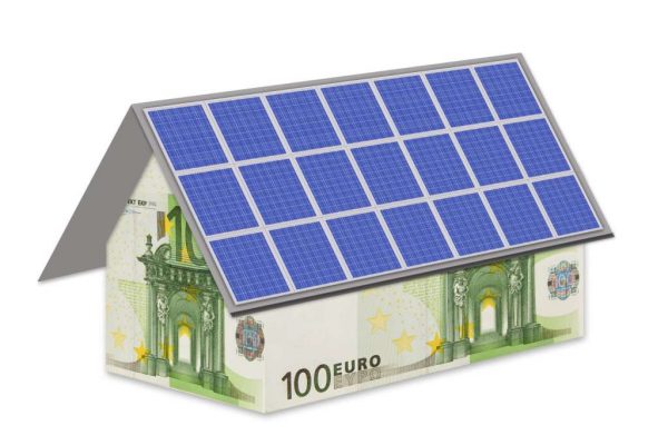 100-Euro-Haus mit Solarmodulen