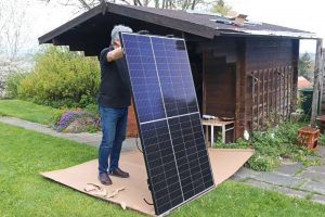 Montage einer Solaranlage auf einem Gartenhaus