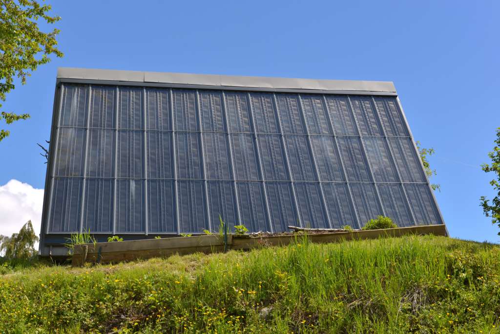 Fassade eines Wohnhauses, komplett mit Solarthermiepanelen versehen