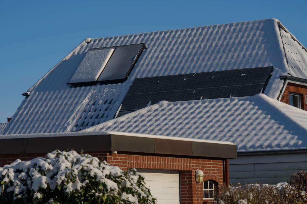 Solarthermieanlage auf schneebedecktem Hausdach