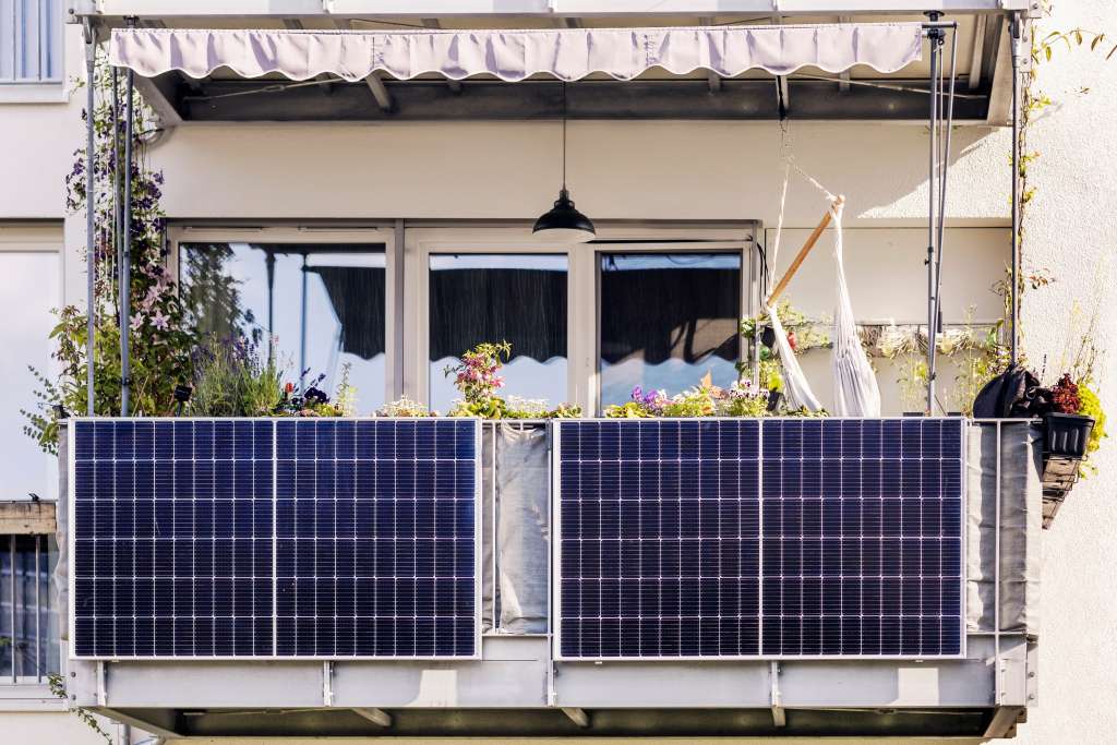 Kleine Photovoltaikanlage auf einem Balkon