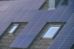 Hausdach bedeckt mit Photovoltaikanlage