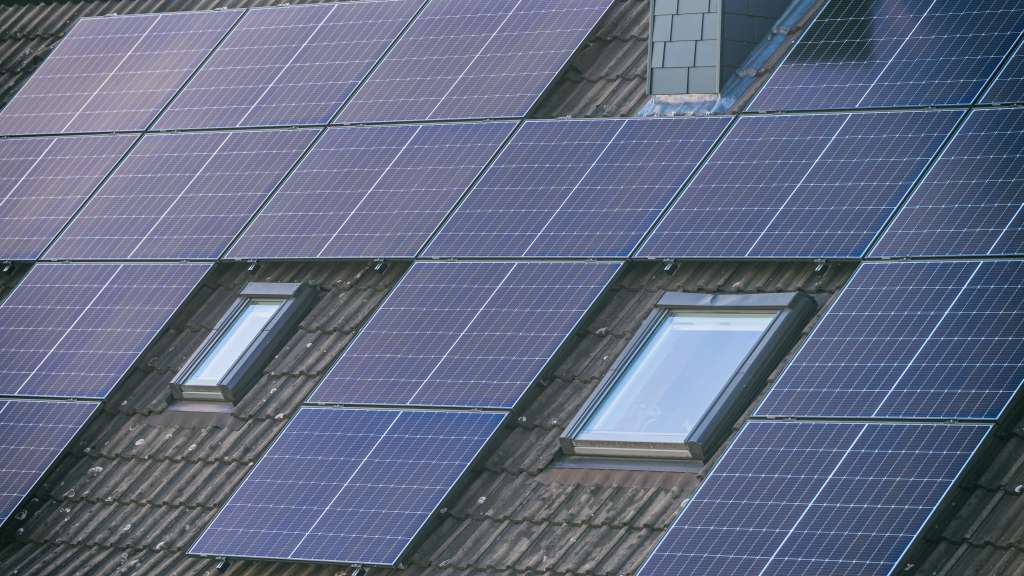 Hausdach bedeckt mit Photovoltaikanlage