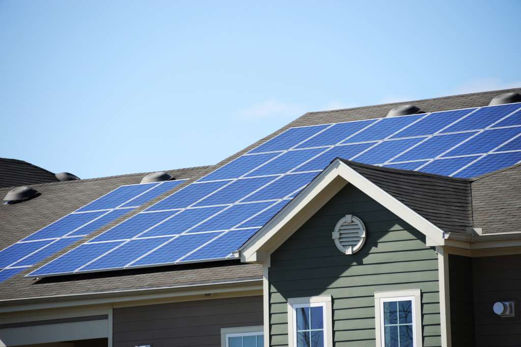 Die Installation einer Solarthermie- oder Photovoltaikanlage bringt viele Vorteile mit sich