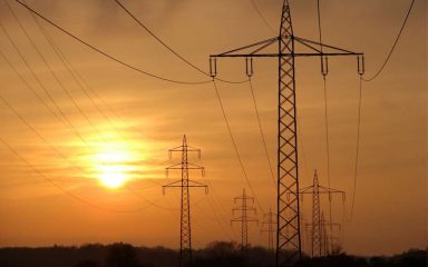 Künftig sollen auch Betreiber von PV-Anlagen und anderer netzgekoppelter Stromerzeugungsanlagen Netzentgelte zahlen