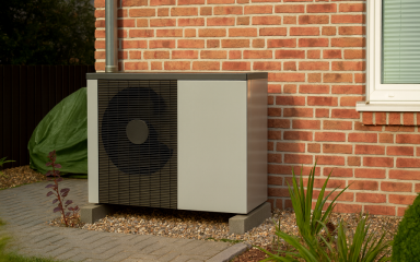 Bei der Entscheidung für eine neue Wärmepumpe spielen die Kosten nicht die einzige wichtige Rolle.